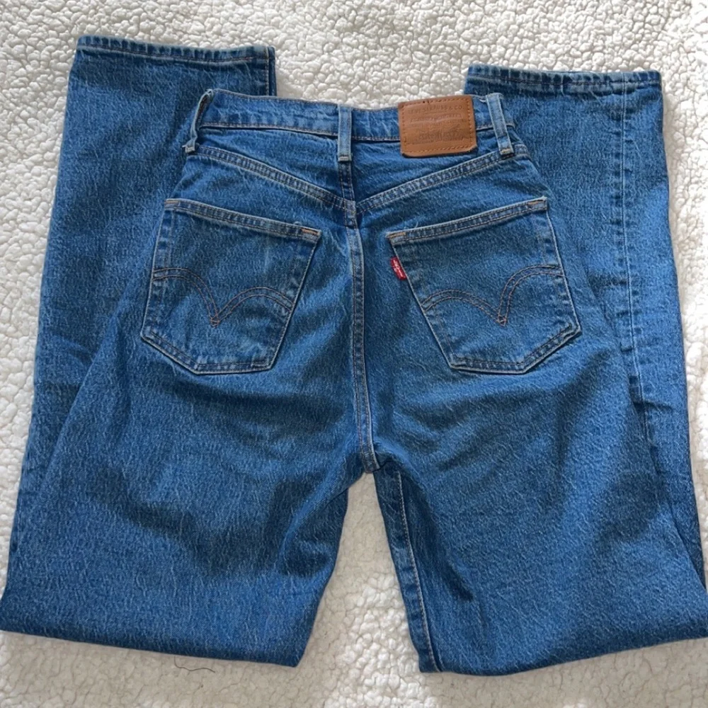 SOLD!! Levi’s Ribcage Straight Jeans - Picture 3 of 4